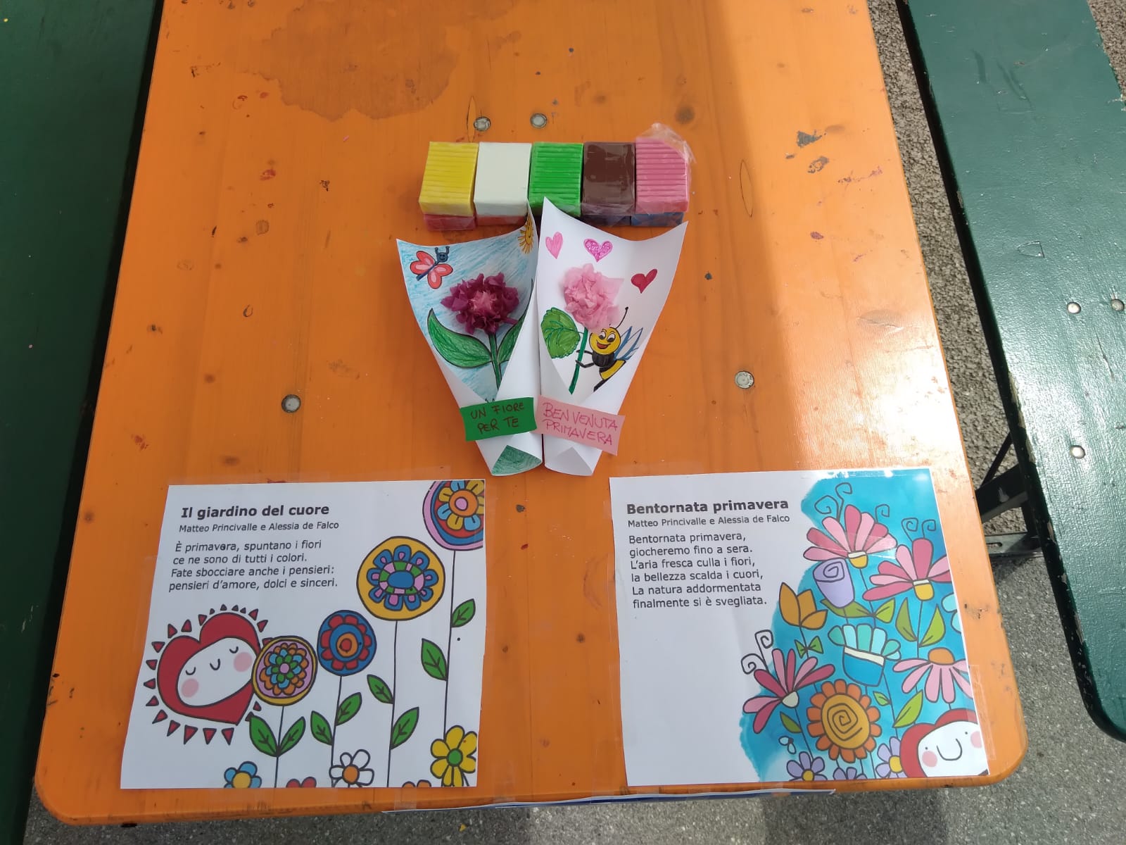  anche in primavera... continuiamo a creare al Forte! Grazie a Giorgia siete venuti ancora in tanti a realizzare delle belle composizioni floreali utilizzando anche materiali diversi. Come sempre... dei capolavori! E poi... vuoi mettere lavorare all'aperto? Tutta un'altra vita, un'altra concentrazione, un'altra energia! Ci rivediamo anche a giugno? Dai, vi aspettiamo!